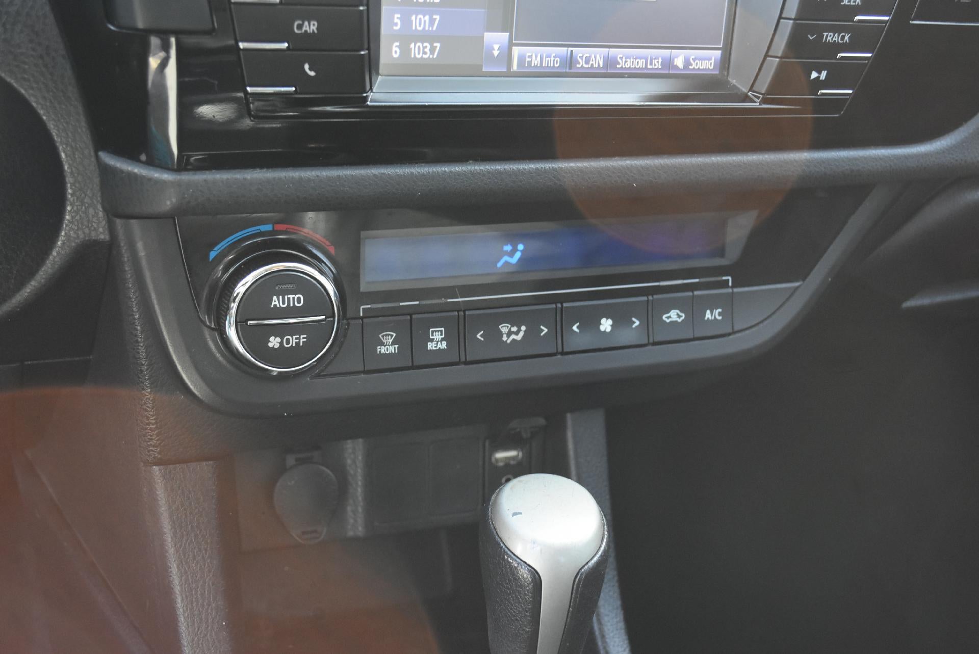 2015 Toyota Corolla 4dr Sdn Auto L (Natl)