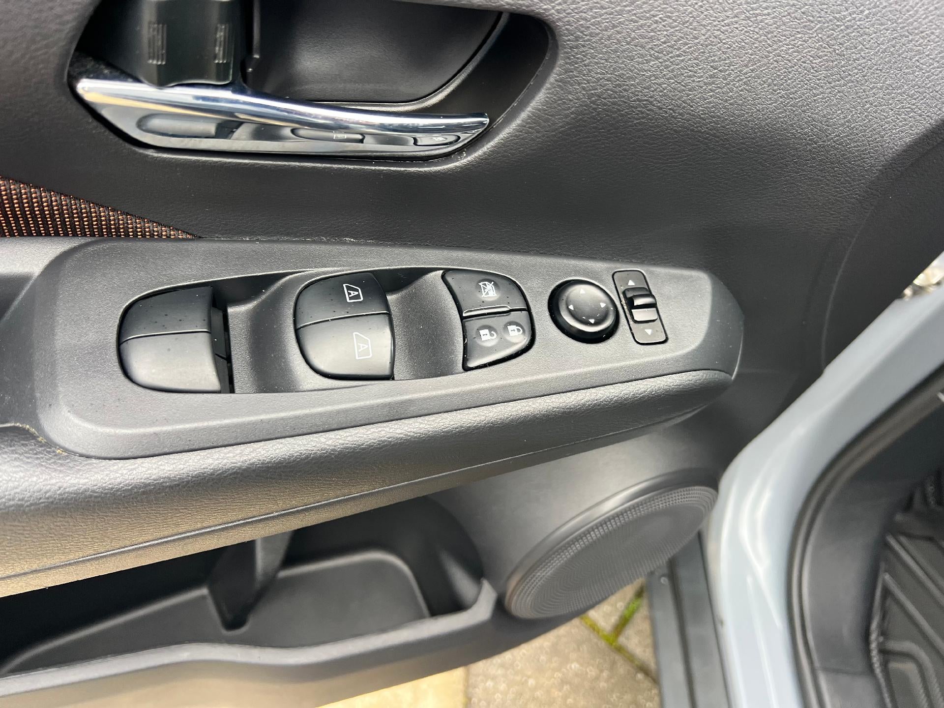 2021 Nissan Kicks SR FWD