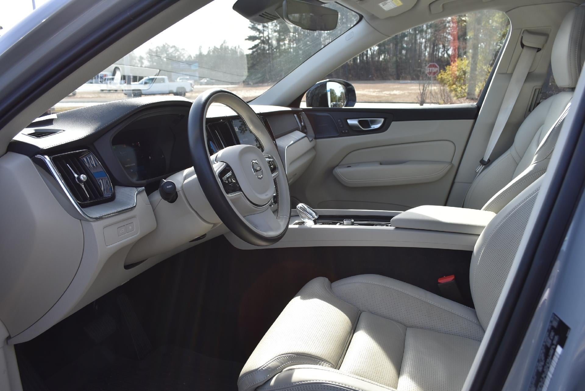 2024 Volvo XC60 Recharge Plug-In Hybrid T8 eAWD PHEV Ultimate Dark Theme