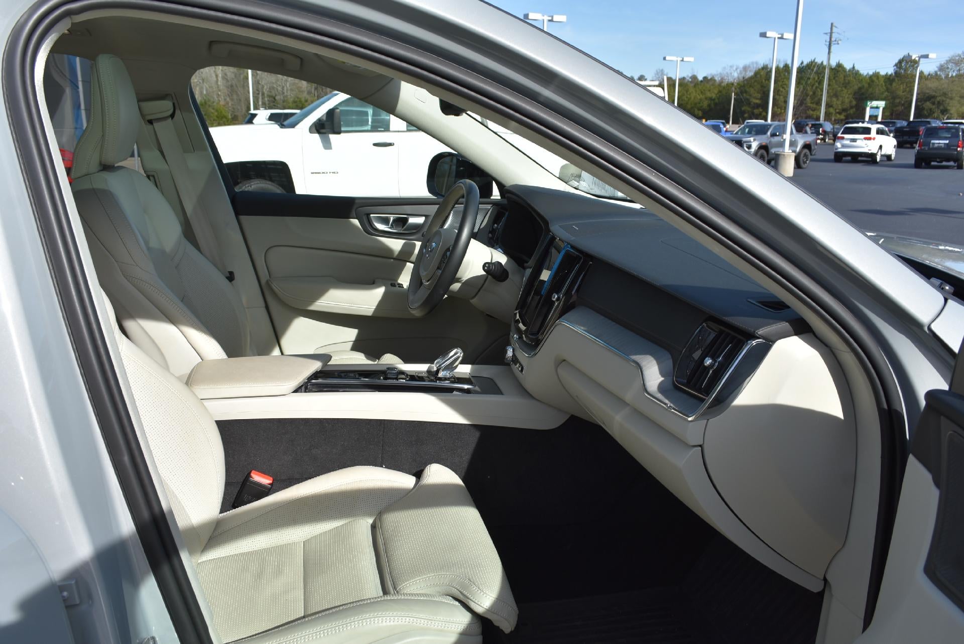 2024 Volvo XC60 Recharge Plug-In Hybrid T8 eAWD PHEV Ultimate Dark Theme