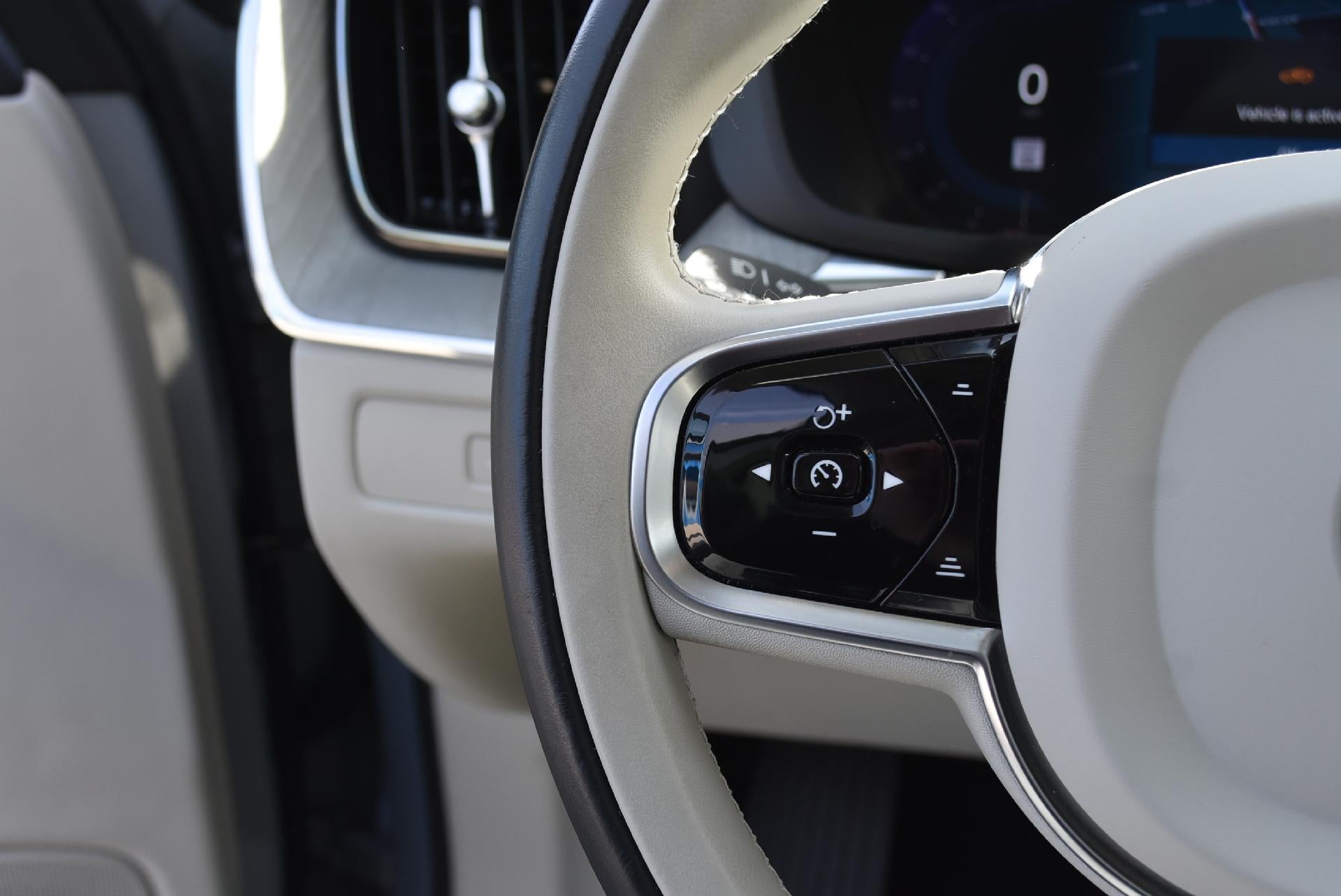 2024 Volvo XC60 Recharge Plug-In Hybrid T8 eAWD PHEV Ultimate Dark Theme