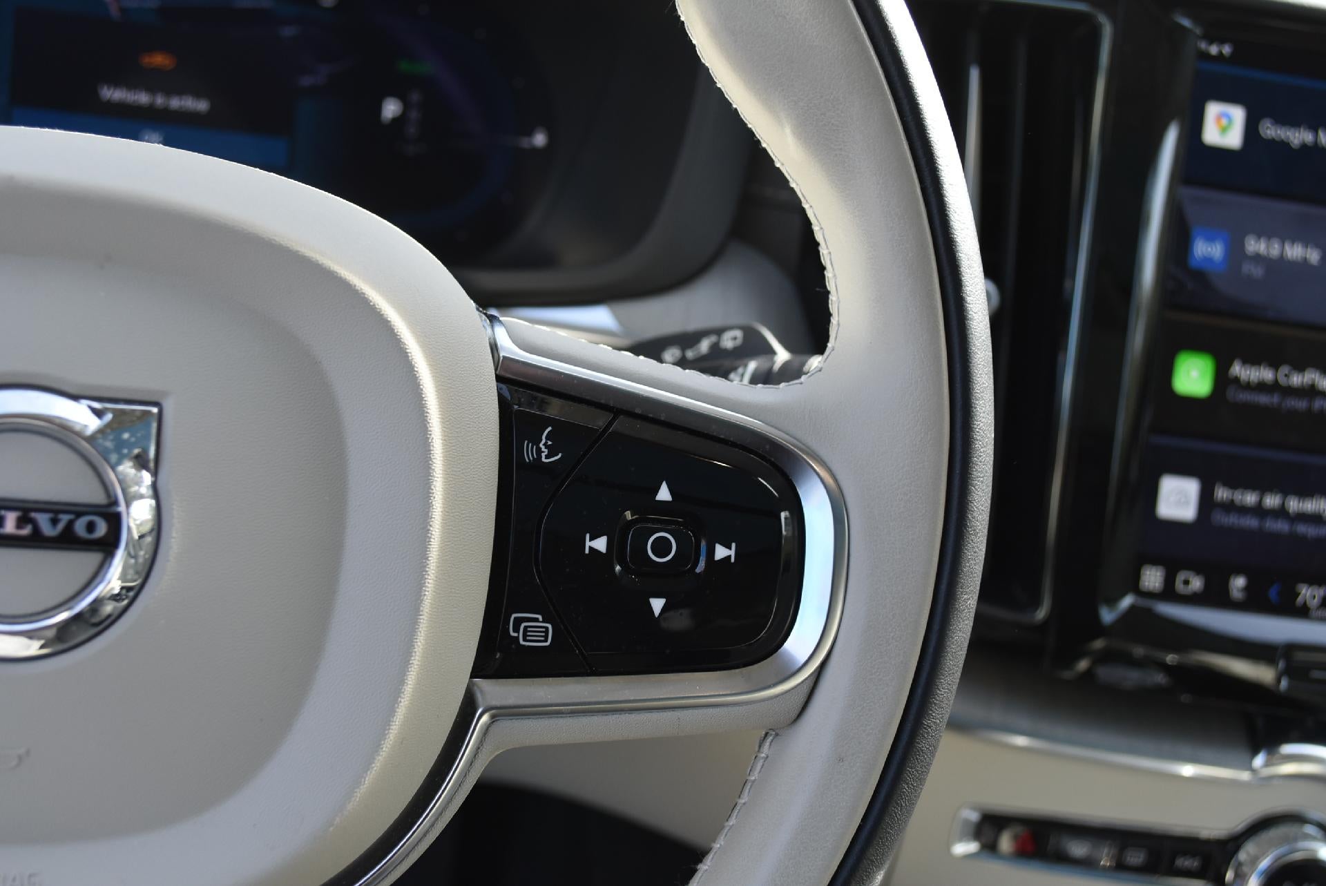 2024 Volvo XC60 Recharge Plug-In Hybrid T8 eAWD PHEV Ultimate Dark Theme