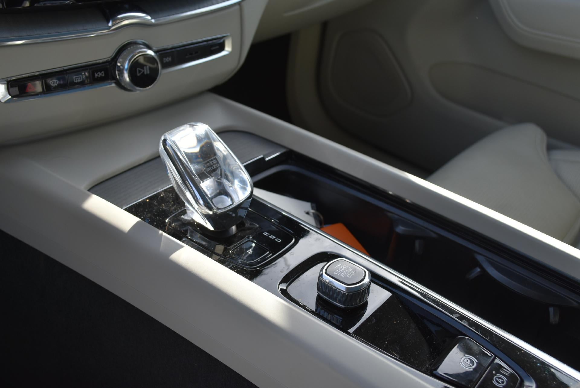 2024 Volvo XC60 Recharge Plug-In Hybrid T8 eAWD PHEV Ultimate Dark Theme