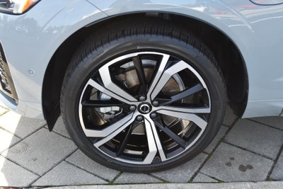 2024 Volvo XC60 Recharge Plug-In Hybrid T8 eAWD PHEV Ultimate Dark Theme