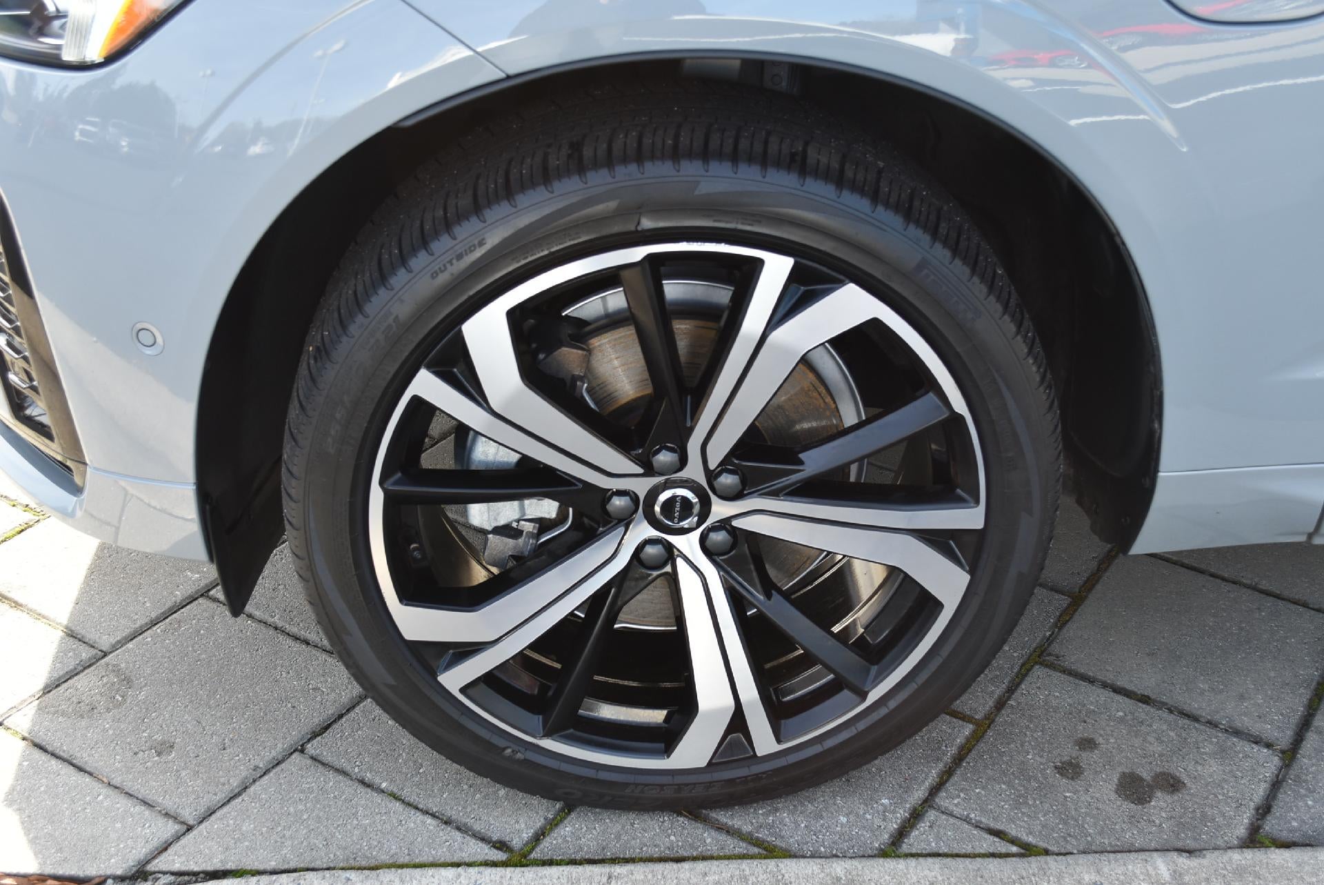 2024 Volvo XC60 Recharge Plug-In Hybrid T8 eAWD PHEV Ultimate Dark Theme