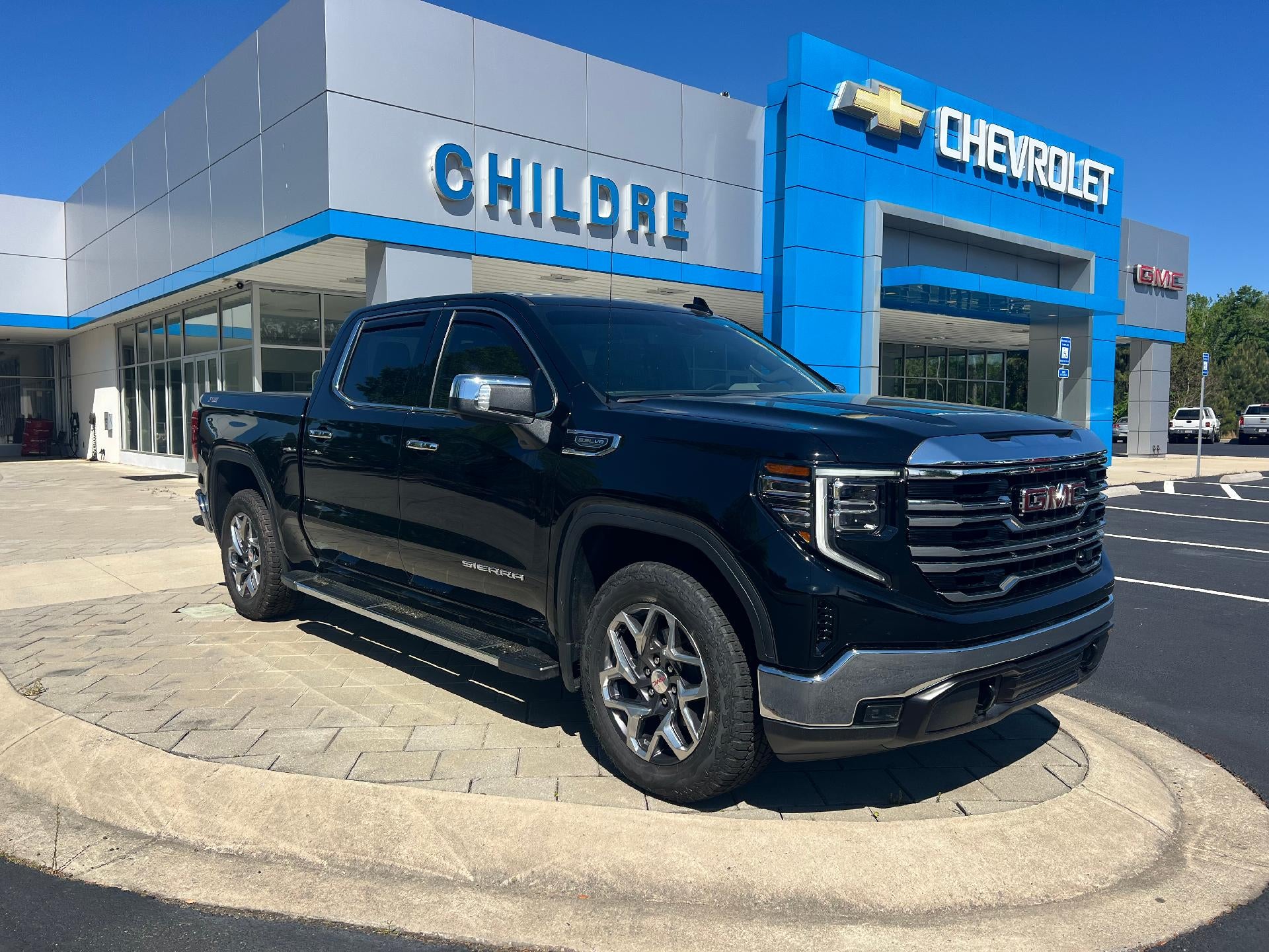2022 GMC Sierra 4WD Crew Cab Short Box SLT's photo